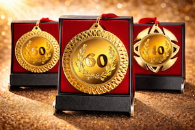 🎂 Originální dárek k narozeninám: proč jsou medaile k narozeninám stále oblíbenější