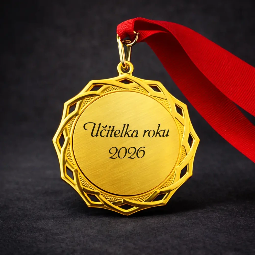 Dárek pro paní učitelku ke konci školního roku, dárkový balíček, mýdlové květiny, hrneček a medaile jako poděkování učitelce.